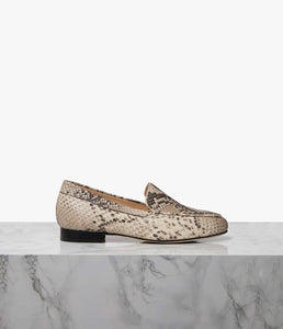 Crafted from supple leathers, our Elan loafer adds a feminine twist to the timeless loafer design. A signature Each x Every insole ensures a supportive glove-like fit, while the modern almond toe easily transitions from day-to-night wear. Androgynous yet elegant, the Elan is available either plan or with a tassel fringe and metal trim to smarten your mid-week and weekend wardrobe.
