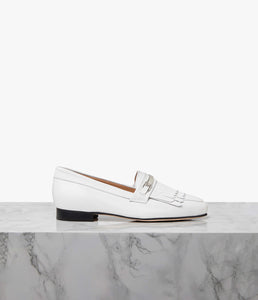 Crafted from supple leathers, our Elan loafer adds a feminine twist to the timeless loafer design. A signature Each x Every insole ensures a supportive glove-like fit, while the modern almond toe easily transitions from day-to-night wear. Androgynous yet elegant, the Elan is available either plan or with a tassel fringe and metal trim to smarten your mid-week and weekend wardrobe.