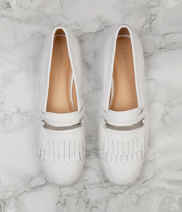 Crafted from supple leathers, our Elan loafer adds a feminine twist to the timeless loafer design. A signature Each x Every insole ensures a supportive glove-like fit, while the modern almond toe easily transitions from day-to-night wear. Androgynous yet elegant, the Elan is available either plan or with a tassel fringe and metal trim to smarten your mid-week and weekend wardrobe.